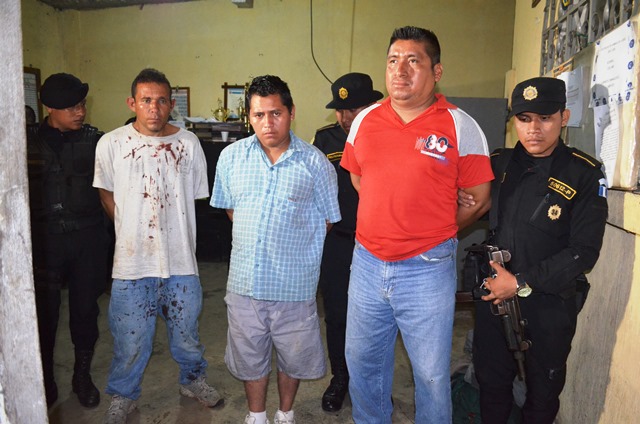 Jairo Baulio Ramírez, Rubén de Jesús de León Castañeda y Carlos Roberto Méndez López, que fueron interceptados con un picop robado. (Prensa Libre: Jorge Tizol)