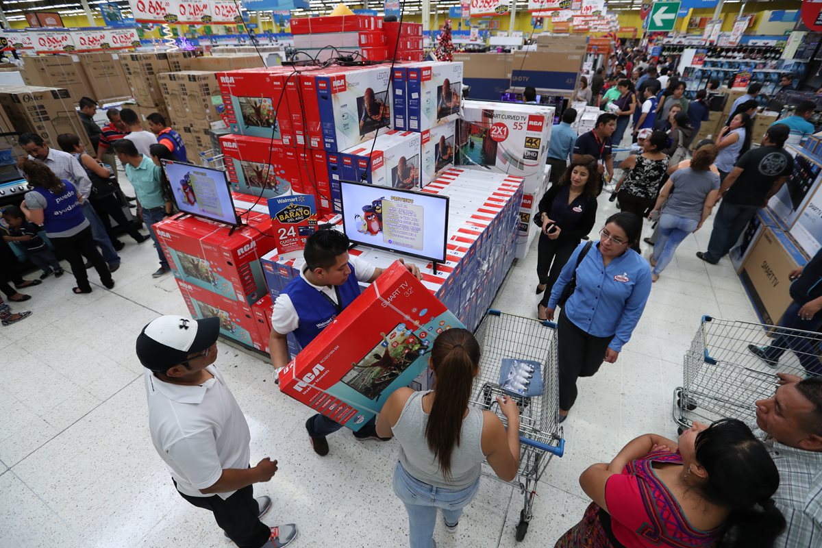 Masiva afluencia de personas a la temporada de rebajas en Walmart, del 3 al 5 de noviembre. En la fotografía la tienda de esa firma ubicada en la Calzada Roosevelt. (Foto, Prensa Libre Paulo Raquec).