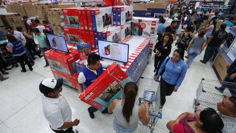 Masiva afluencia de personas a la temporada de rebajas en Walmart, del 3 al 5 de noviembre. En la fotografía la tienda de esa firma ubicada en la Calzada Roosevelt. (Foto, Prensa Libre Paulo Raquec).