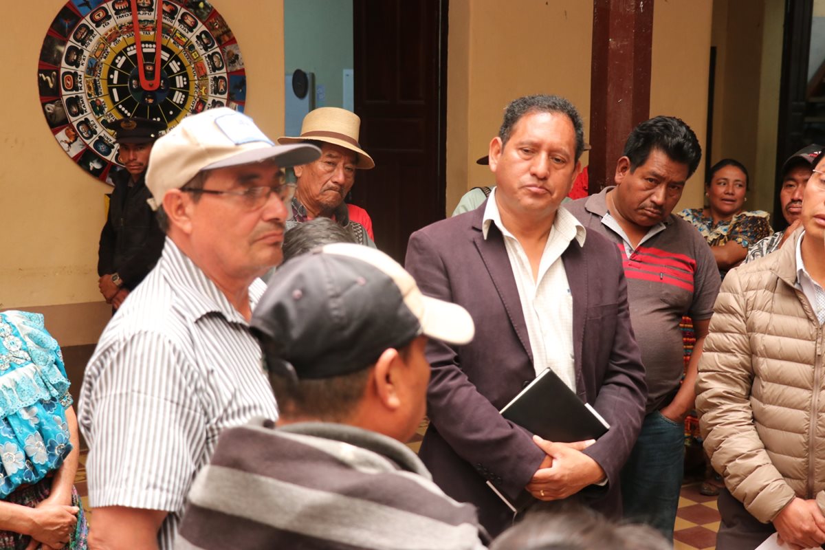 El alcalde de Santa Cruz del Quiché escucha las peticiones de los dirigentes de Pueblos Kiche´s. (Foto Prensa Libre: Héctor Cordero)