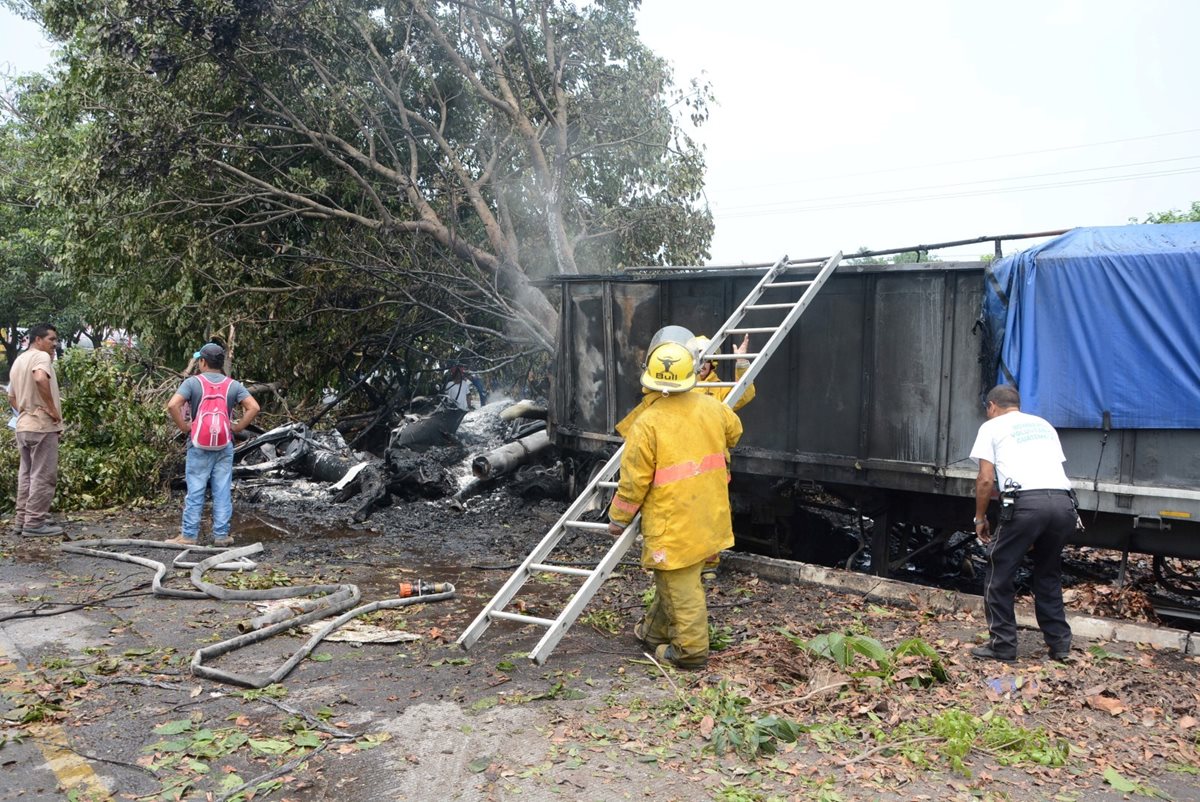 Socorristas sofocan incendio en un camión que chocó en la autopista a Puerto Quetzal, Escuintla. (Foto Prensa Libre: Carlos. E. Paredes)