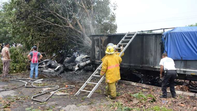 Socorristas sofocan incendio en un camión que chocó en la autopista a Puerto Quetzal, Escuintla. (Foto Prensa Libre: Carlos. E. Paredes)