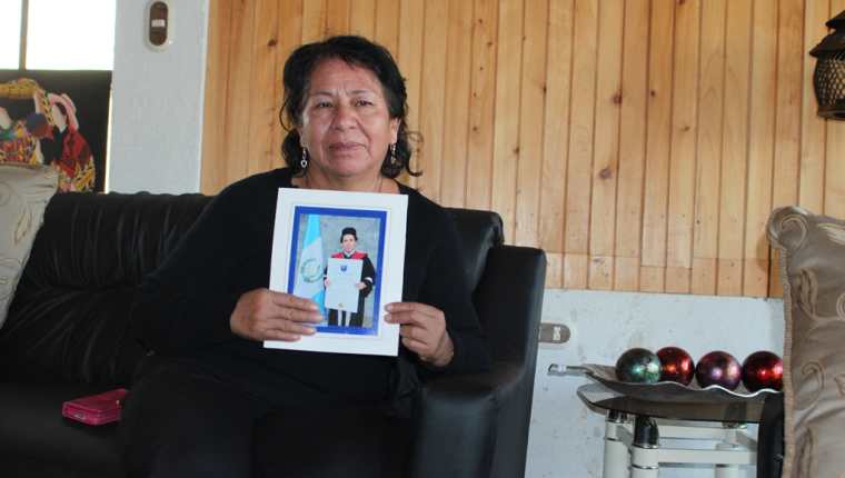 Blanca García Constanza sostiene la fotografía de su hijo ultimado el fin de semana en la ruta hacia San Juan Ostuncalco. (Foto Prensa Libre: Aroldo Marroquín).