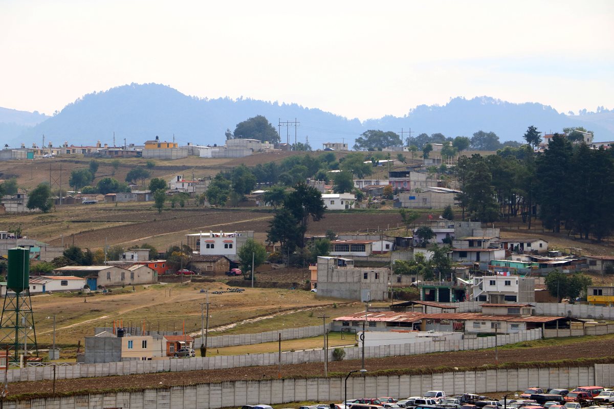 Vecinos de comunidades cercanas a la Granja Penal Cantel denuncian que son perjudicados por las antenas bloqueadoras de señal de esa prisión. (Foto Prensa Libre: Carlos Ventura)