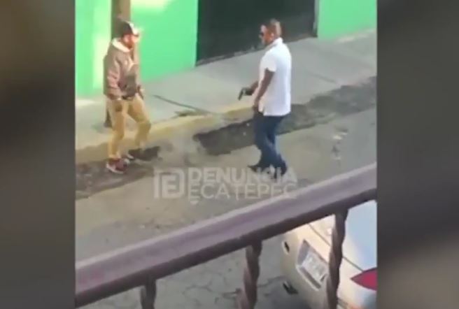 El piloto del vehículo deportivo disparó en dos ocasiones en contra de los tres hombres que lo ayudaron, en Ecapetec. (Foto Prensa Libre: YouTube)