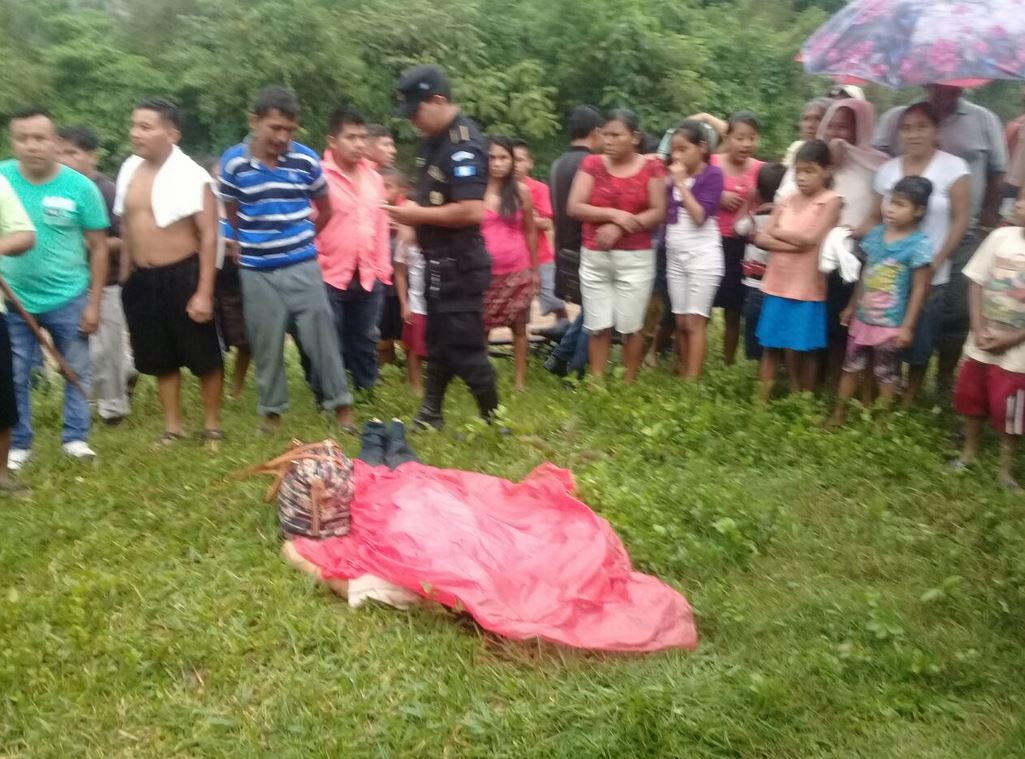 Al menos cuatro personas murieron luego de que picop fuera arrastrado por río Petacalapa en Malacatán. (Foto Prensa Libre: Whitmer Barrera)