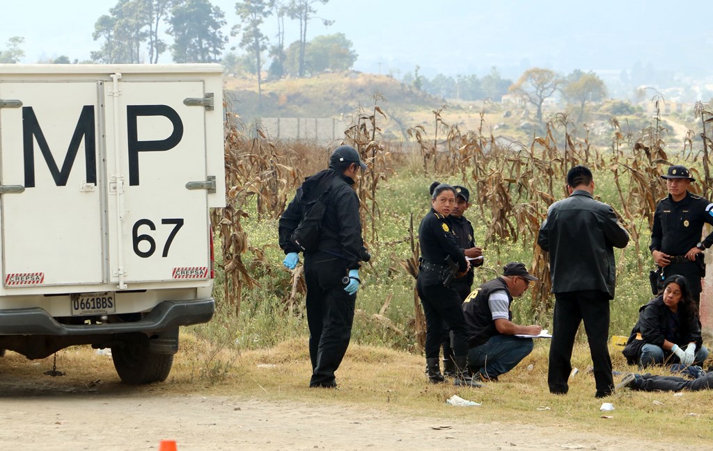 Área donde fueron localizados los cadáveres en la zona 10 de Quetzaltenango. (Foto Prensa Libre: Carlos Ventura).
