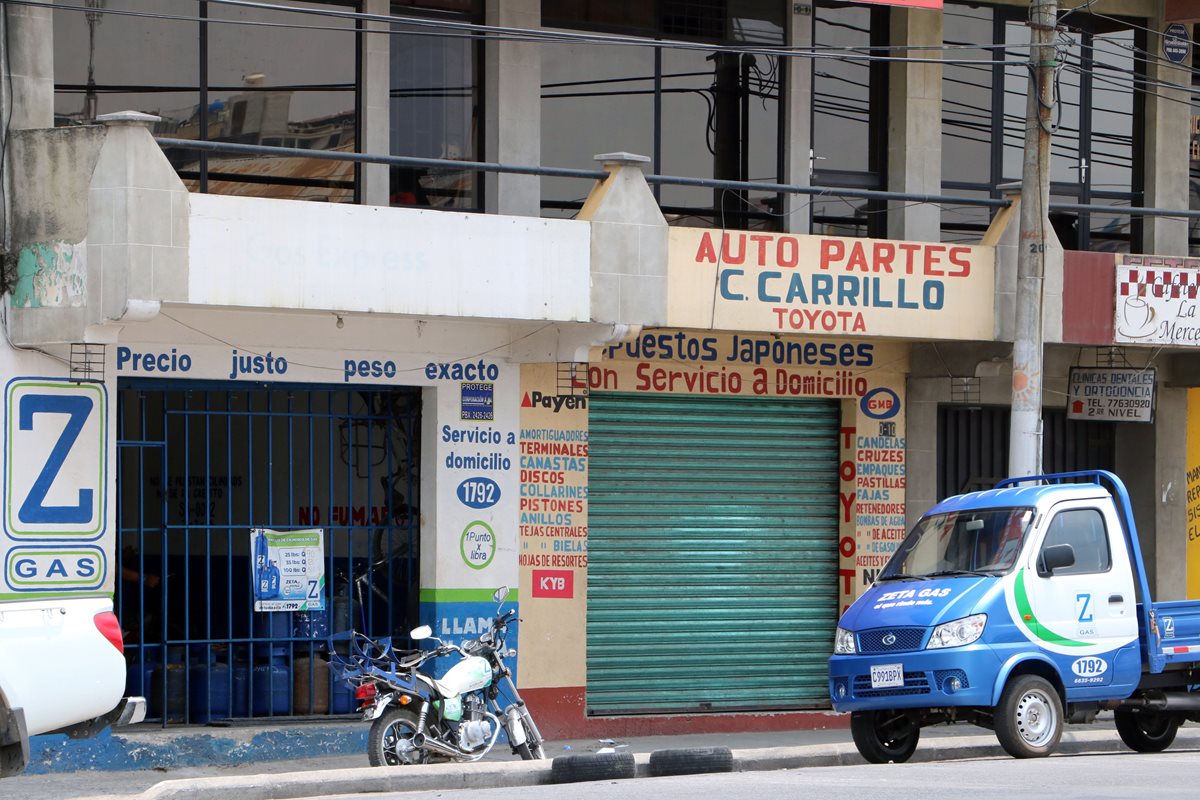 Fachada del negocio saqueado en Xela, donde desconocidos robaron Q16 mil en mercadería y dinero. (Foto Prensa Libre: Carlos Ventura)