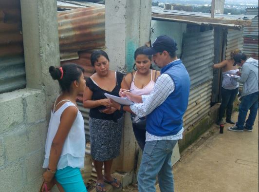 Agentes municipales notifican a las familias sobre el riesgo de habitar ese asentamiento. (Foto Prensa Libre: @MuniVillaNueva)