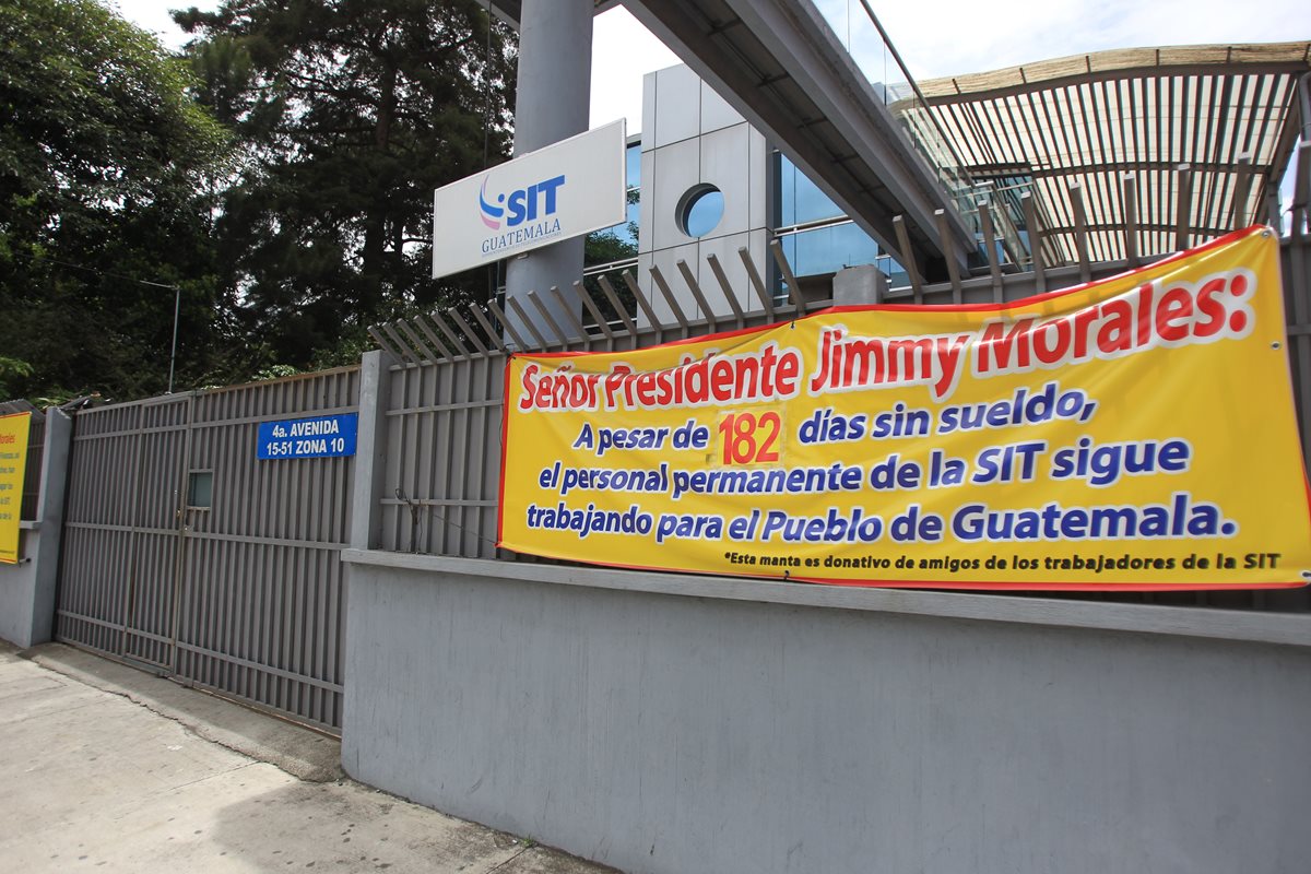 Esta tarde el Minfín autorizó el pago de salarios atrasados a empleados de esa institución. (Foto Prensa Libre: Esbín García)