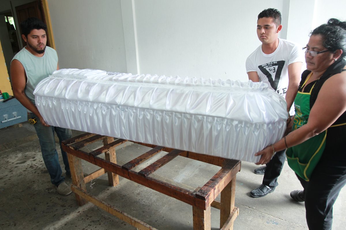 Los ataúdes que guardan los cuerpos de 32 menores fueron elaborados con seda blanca. (Foto Prensa Libre: Estuardo Paredes)