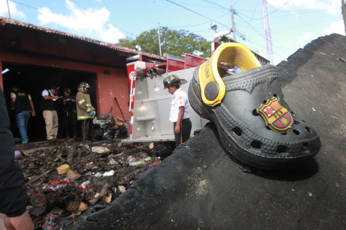Bomberos limpian escombros de incendio en vivienda donde almacenaban fuegos pirotécnicos. (Foto Prensa Libre: Érick Ávila)