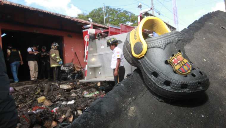 Bomberos limpian escombros de incendio en vivienda donde almacenaban fuegos pirotécnicos. (Foto Prensa Libre: Érick Ávila)