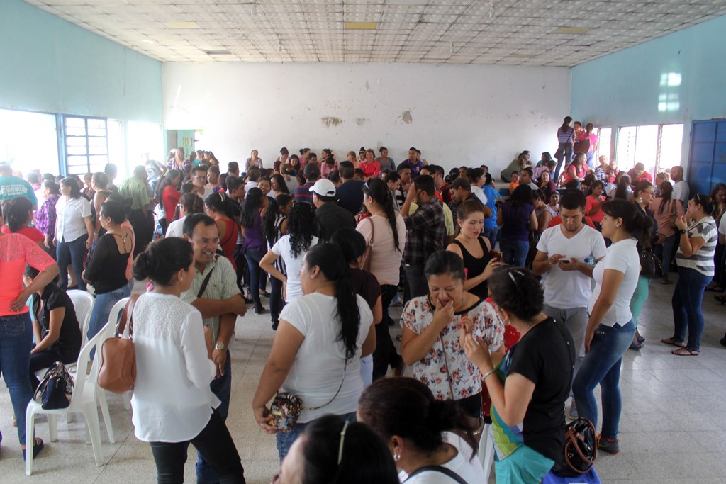 Docentes permanecen reunidos en una escuela de la cabecera de Jalapa. (Foto Prensa Libre: Hugo Oliva).