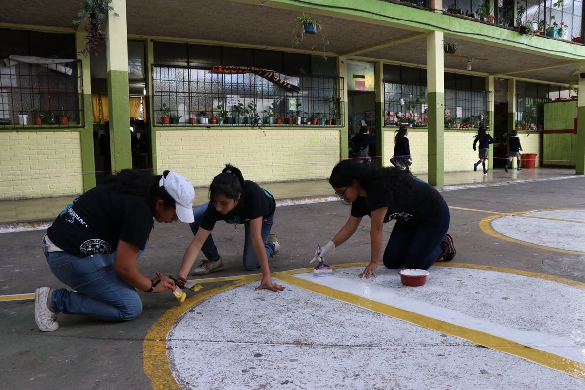 Universitarias han gestionado donación de la pintura y aportan la mano de obra para el proyecto. (Foto Prensa Libre: María José Longo)