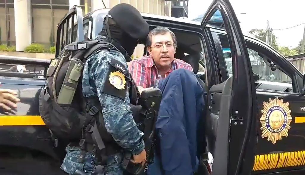 El presunto narco, Elmer Abraham Ochoa Hernández, fue trasladado vía aérea a la capital y llevado a la Torre de Tribunales. (Foto Prensa Libre: cortesía PNC)