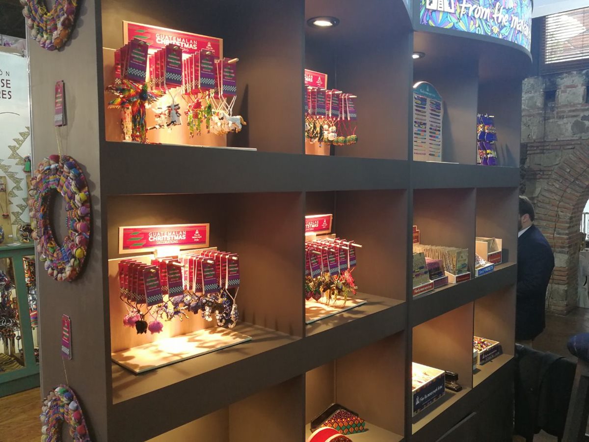 Entre los productos que encontrarán los visitantes se encuentran, trajes de baño, joyas, artículos de vestuario, cristalería, decoración para el hogar, artículos de hierro, zapatos elaborados con materiales reciclados, fibras naturales, textiles, artículos de barro, cuero, vidrio. (Foto Prensa Libre: Rosa María Bolaños)