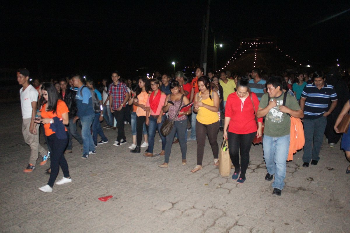 Estudiantes y vecinos piden esclarecer ataque contra trabajadora del MP, en Jutiapa. (Foto Prensa Libre: Óscar González).