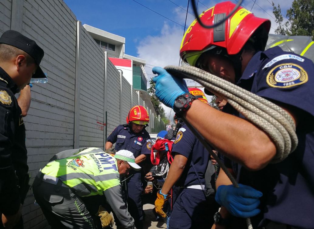 Agentes y socorristas observan el cadáver de Luis Alonzo Parada. (Foto Prensa Libre: Érick Ávila)