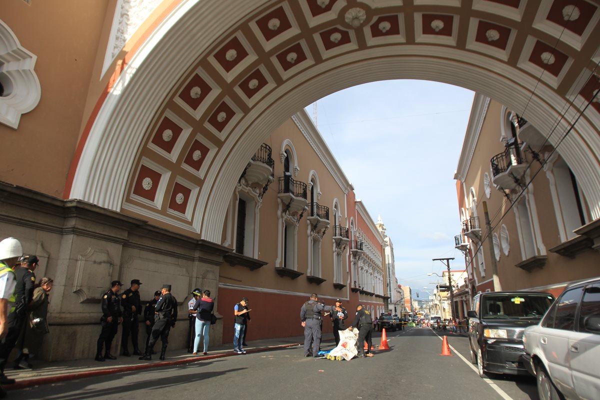 Hombre murió en un ataque armado en la 12 calle y 7ma avenida, zona 1 capitalina. (Foto Prensa Libre: Esbin García)
