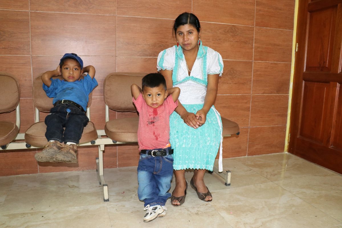 Josué Alexánder Ramírez Ramírez, junto a su hermano menor y su madre, en la clínica del especialista en Chiquimula. (Foto Prensa Libre: Mario Morales)