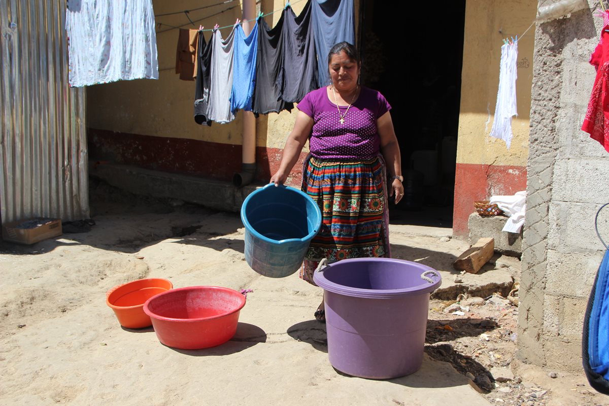 Vecina muestra la escasez de agua que les afecta en la zona 2 de Totonicapán. (Foto Prensa Libre: Édgar Domínguez).