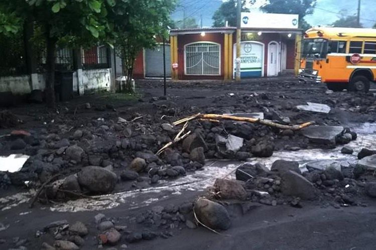 Lodo y restos de árboles quedaron luego de una correntada en Jerez, el 17 de junio último. (Foto HemerotecaPL)