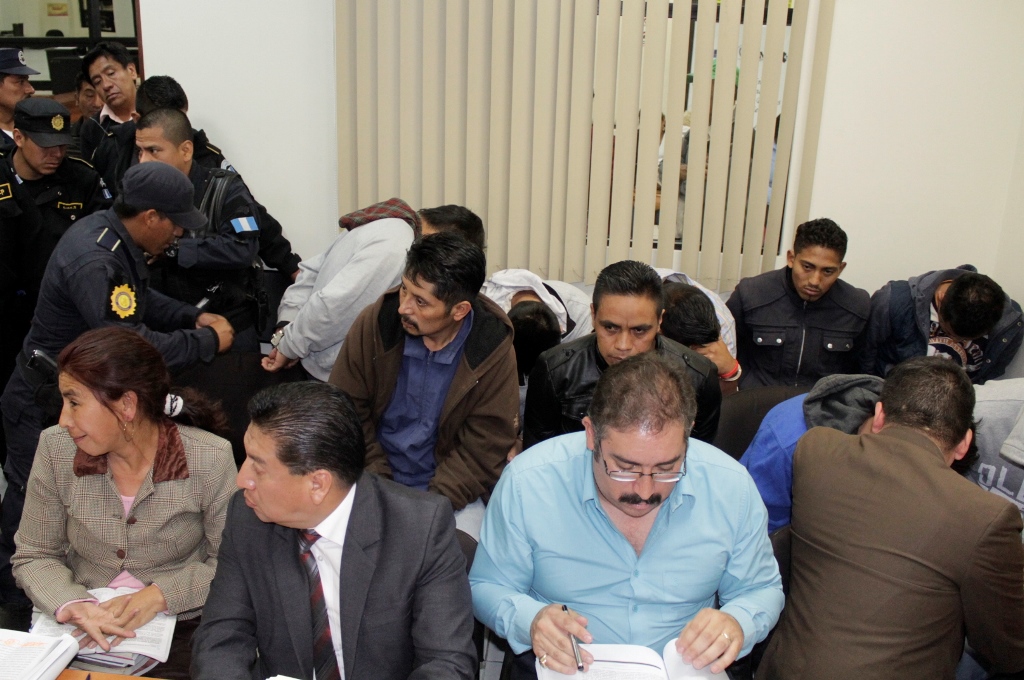 Presuntos integrantes de los Juanquis en el Juzgado de Primera Instancia Penal de Quetzaltenango. (Foto Prensa Libre: María Longo)