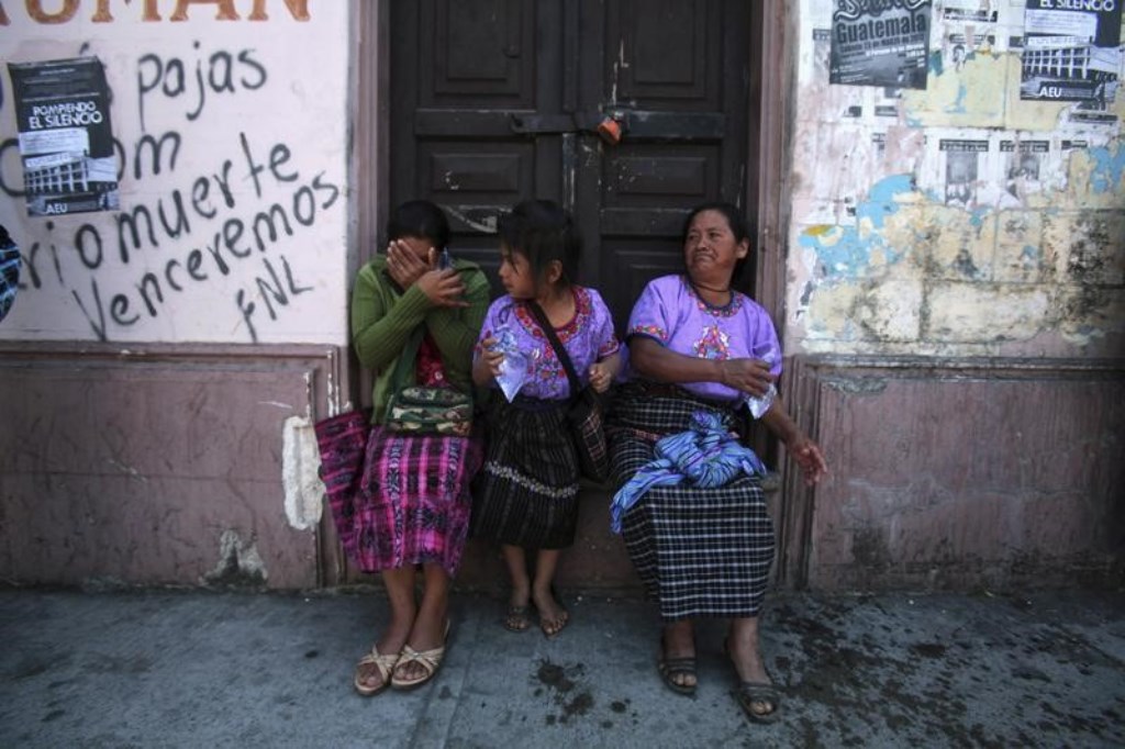 Las mujeres indígenas tienen menos probabilidades de finalizar la escuela, según testimonios de promotoras de educación sexual. (Foto Prensa Libre: Reuters)