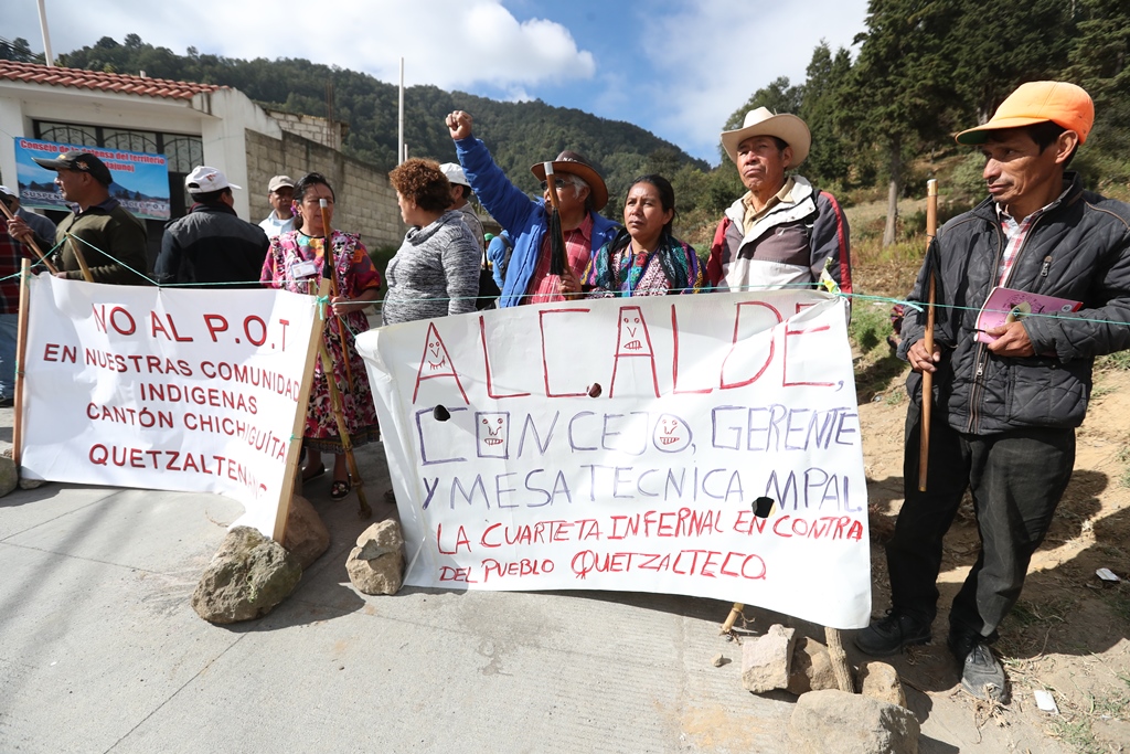 Representantes de las 24 comunidades rurales de Quetzaltenango manifestaron que permanecerán sobre la vía hasta que el Concejo suspenda el Plan de Ordenamiento Territorial. (Foto Prensa Libre: M. Toc) 