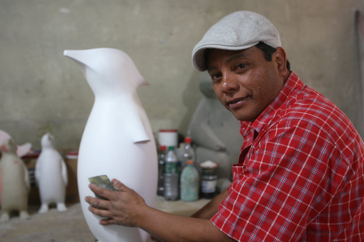 Giovanni Ruano le da forma a un pingüino en su taller. (Foto Prensa Libre, Brenda Martínez)
