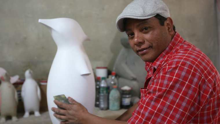Giovanni Ruano le da forma a un pingüino en su taller. (Foto Prensa Libre, Brenda Martínez)