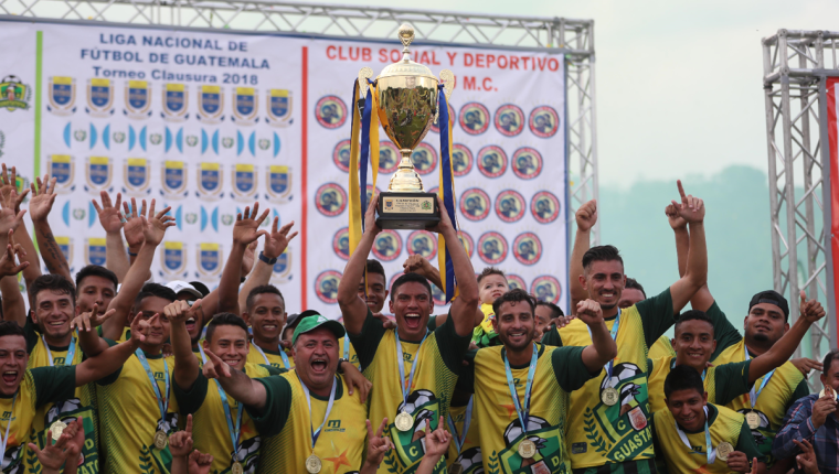 Los jugadores de Guastatoya celebraron la corona frente a Xelajú MC. (Foto Prensa Libre: Francisco Sánchez)