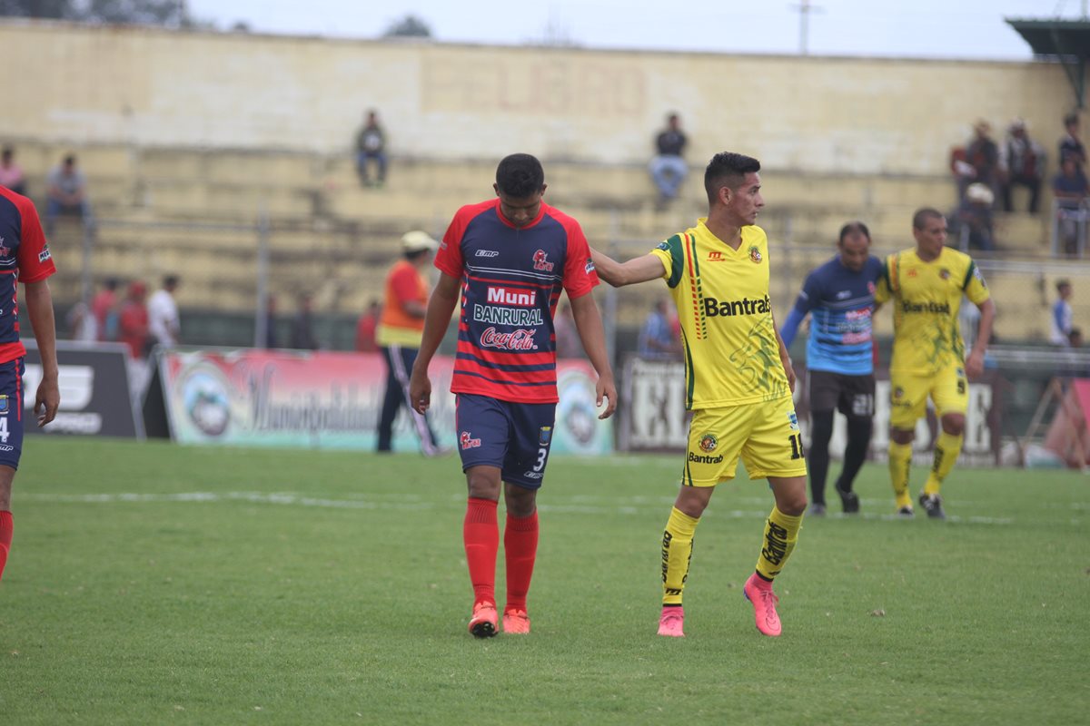 Los jugadores de Malacateco no ocultaron su tristeza luego de caer en el Marquesa de la Ensenada. (Foto Prensa Libre: Aroldo Marroquín)