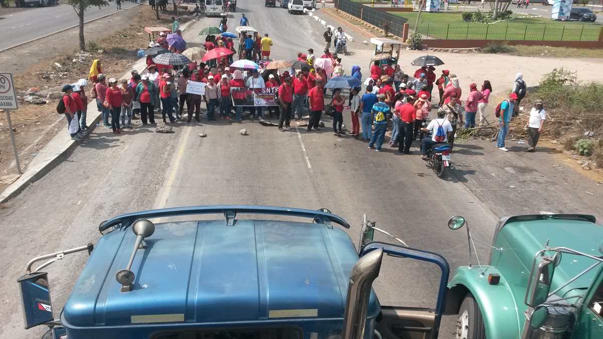 Salubristas manifiestan en el kilómetro 100 de la ruta a Puerto Quetzal. (Foto Prensa Libre: Enrique Paredes)