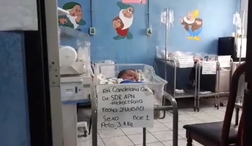 Bebé de 15 días de nacido fue abandonado por sus padres en el hospital de Sayaxché, Petén. (Foto Prensa Libre: Eduardo Sam)
