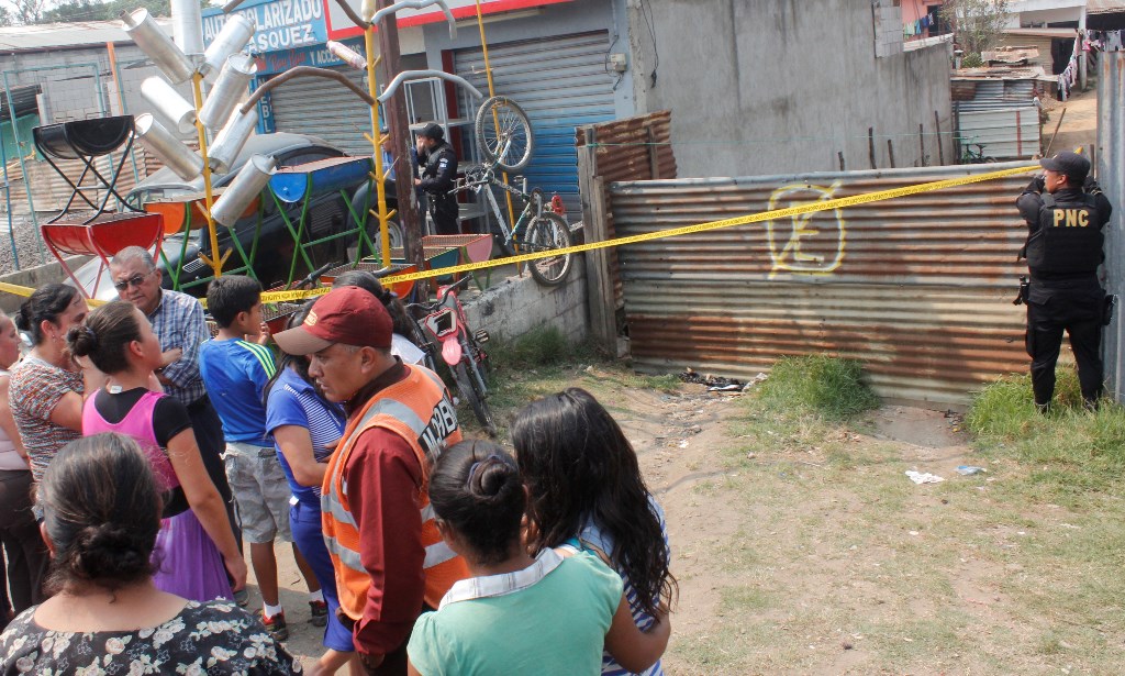 Vecinos llegan al lugar donde se registró el ataque armado contra dos hombres, en El Tejar, Chimaltenango. (Foto Prensa Libre: Víctor Chamalé).