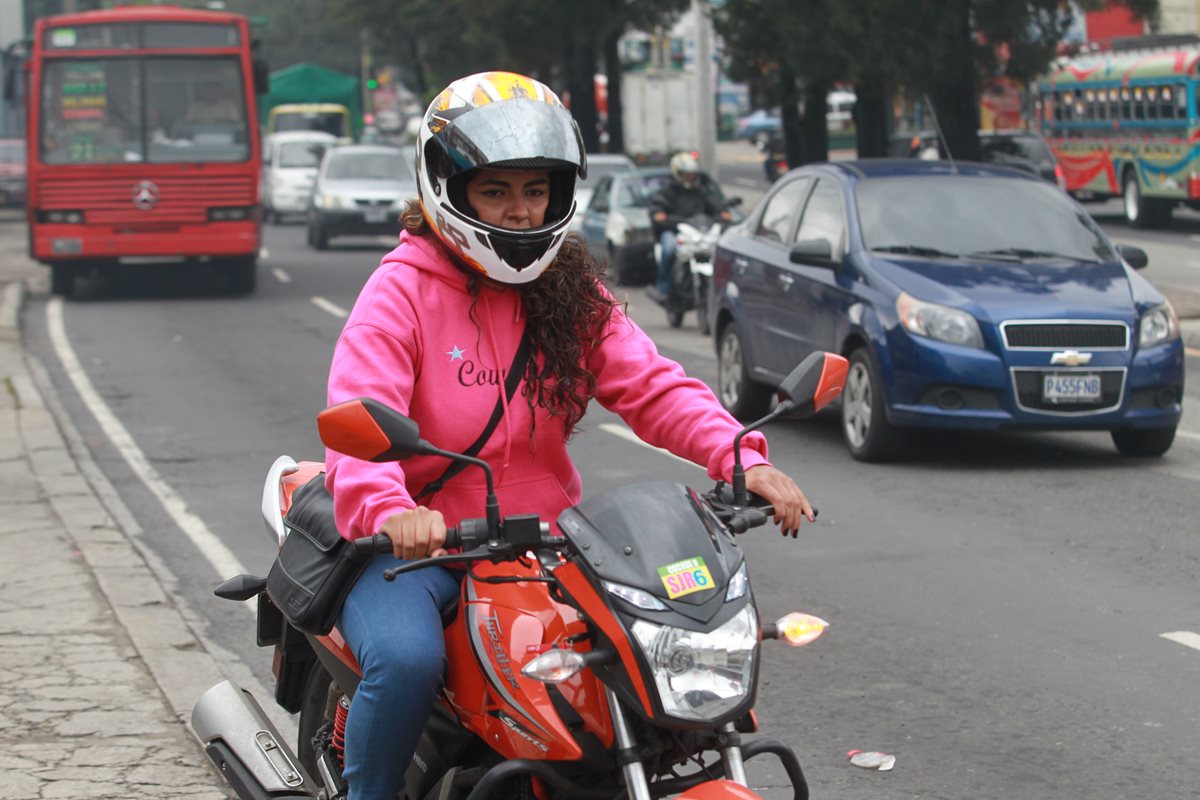 Cada vez más mujeres conducen motocicleta en la ciudad. (Foto Prensa Libre: Estuardo Paredes)