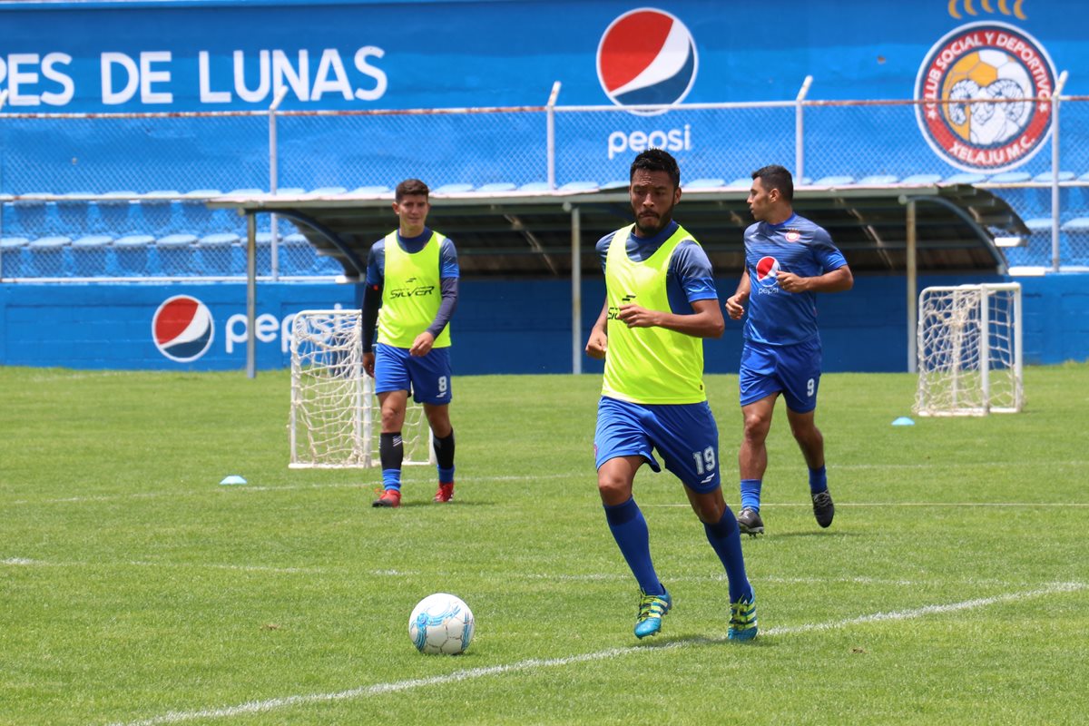 El volante Jonathan García quedó al margen de la institución de Xelajú MC. (Foto Prensa Libre: Raúl Juárez)
