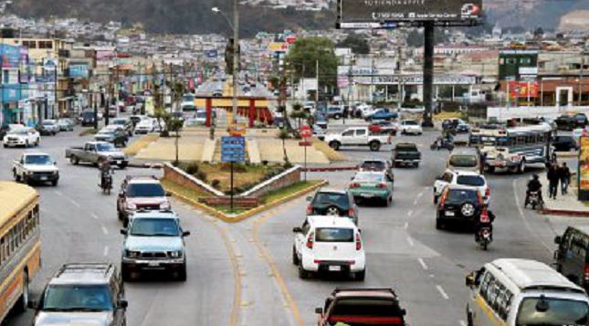 Xela recibe a diario a miles de personas, en su mayoría en vehículo, lo que complica el tránsito en la ciudad. (Foto Prensa Libre: María José Longo)