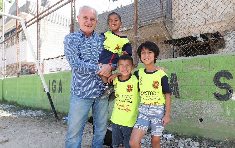Emilio Mitrovich, ex jugador de Municipal, junto a los niños Hernán, David y Yinller. (Foto Prensa Libre: Hemeroteca PL) 