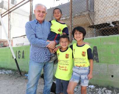 Pepe Mitrovich lleva esperanza en Navidad a niños de la colonia Sakerty 