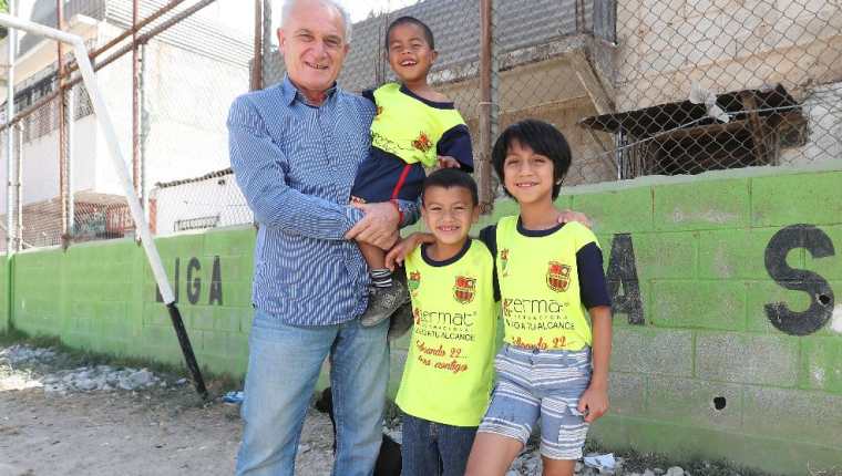 Emilio Mitrovich, exjugador de Municipal, junto a los niños Hernán, David y Yinller. (Foto Hemeroteca PL) 