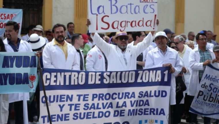 Desde agosto último, el movimiento médico no ha encontrado eco a sus demandas salariales. (Foto Prensa Libre: Hemeroteca PL)