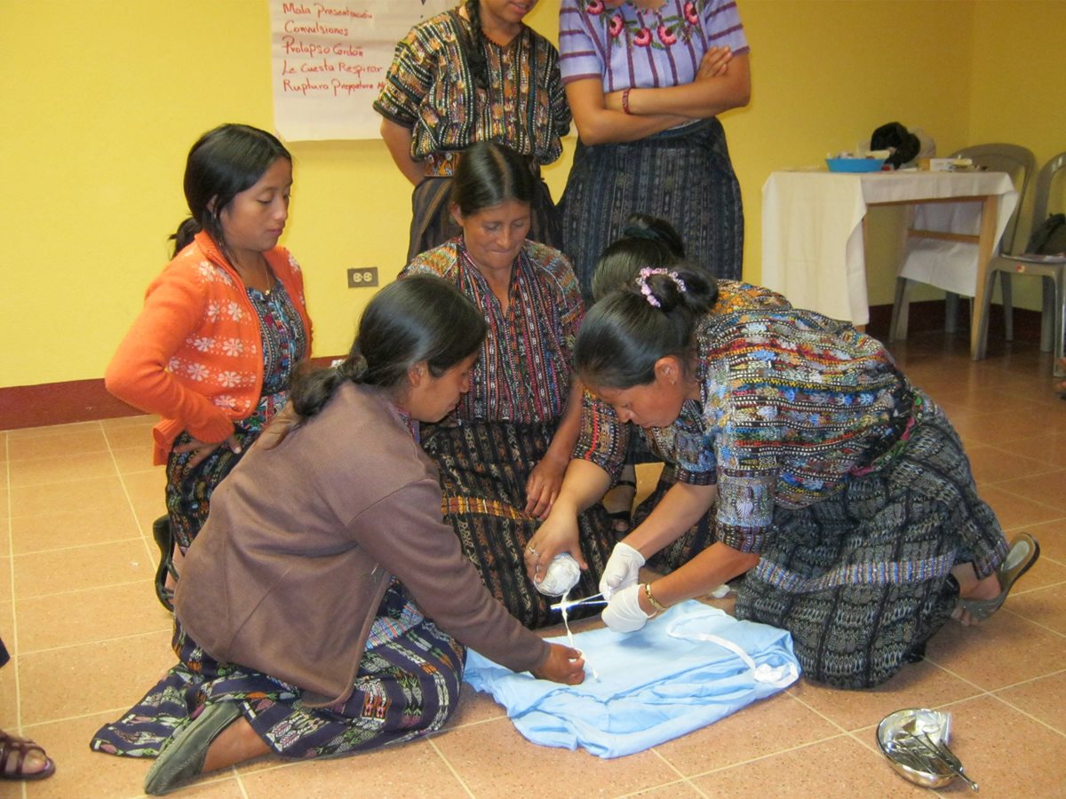 Comadronas aprenden métodos para atender a las madres en comunidades rurales, durante encuentro nacional de comadronas, en Sololá. (Foto Prensa Libre: Angel Julajuj Solares).
