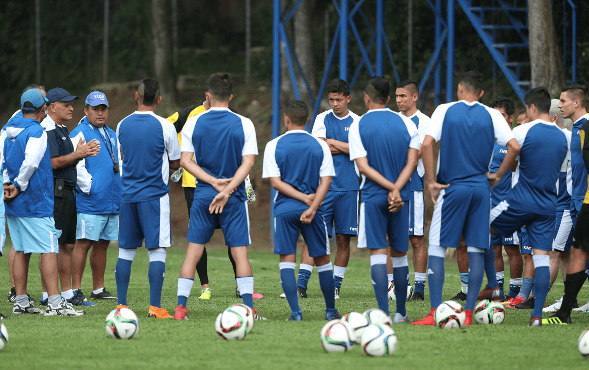 El técnico Wálter Claverí trabaja para enfrentar a Argentina y Ecuador en Estados Unidos. (Foto Prensa Libre: Francisco Sánchez)