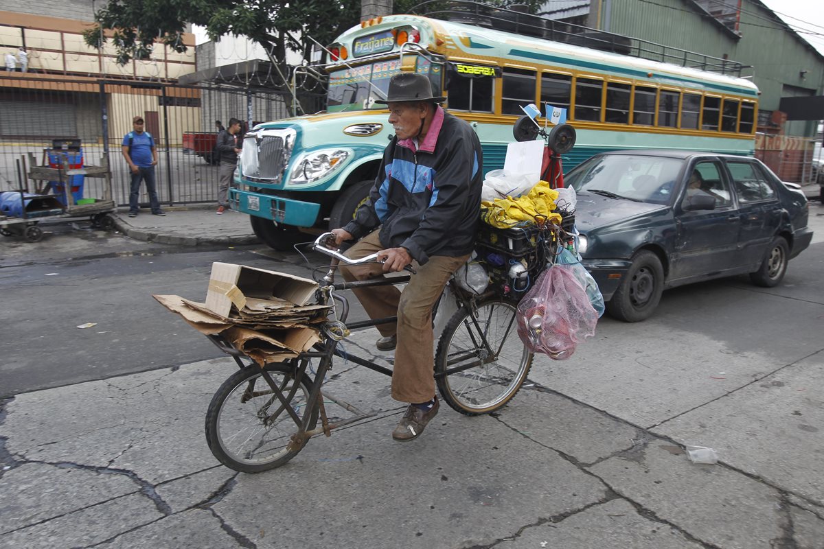 José Luis Paz, de 71 años, se dedica a la recolección de cartón y papel desde hace 15, con lo que contribuye con el sustento de su familia. (Foto Prensa Libre: Paulo Raquec)