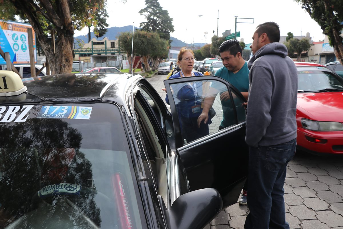 Usuarios de taxis de San Pedro Sacatepéquez solicitan una carrera a un taxi. Ese servicios es irregular debido cobro de operaciones. (Foto Prensa Libre: Whtmer Barrera)