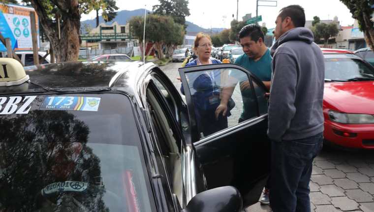 Usuarios de taxis de San Pedro Sacatepéquez solicitan una carrera a un taxi. Ese servicios es irregular debido cobro de operaciones. (Foto Prensa Libre: Whtmer Barrera)