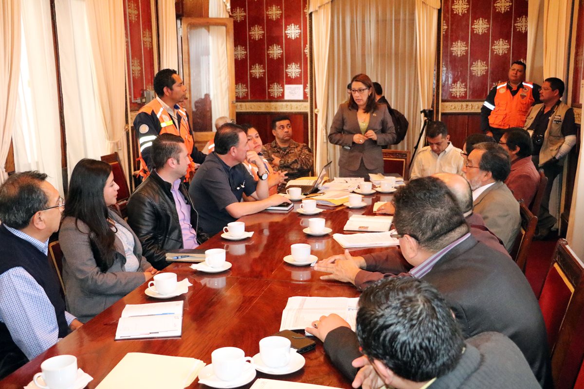 Representantes de distintas entidades se reúnen con la gobernadora de Quetzaltenango para analizar el regreso a clases. (Foto Prensa Libre: Carlos Ventura)